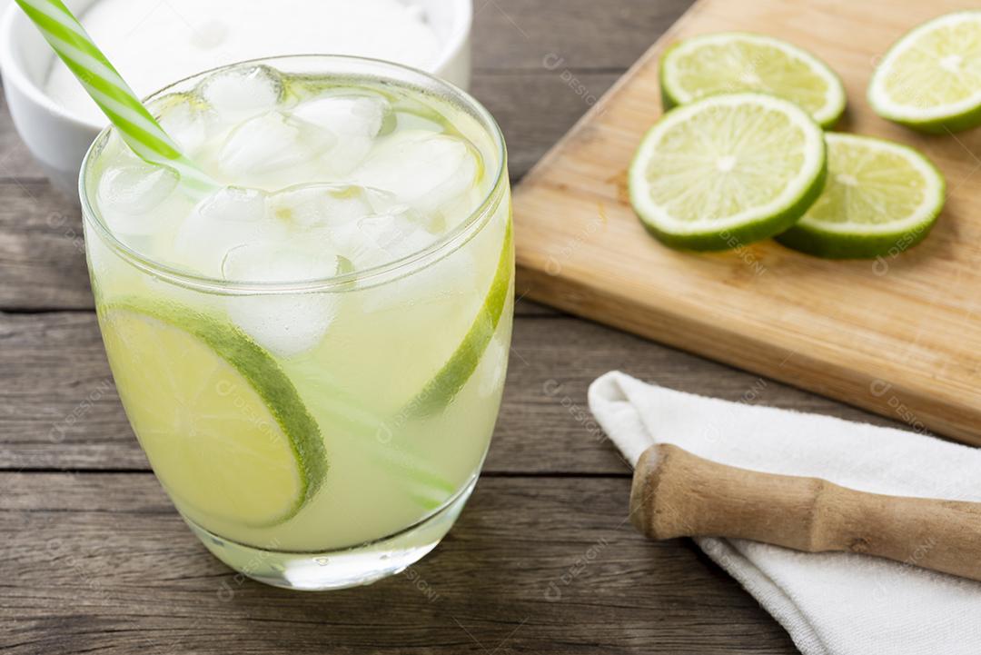 Caipirinha de limão  em um copo com gelo