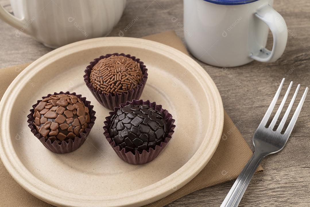 Brigadeiros vários sabores com garfo