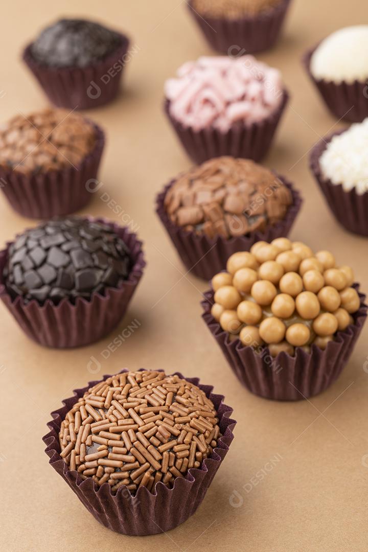 Brigadeiros vários sabores sobre mesa de madeira