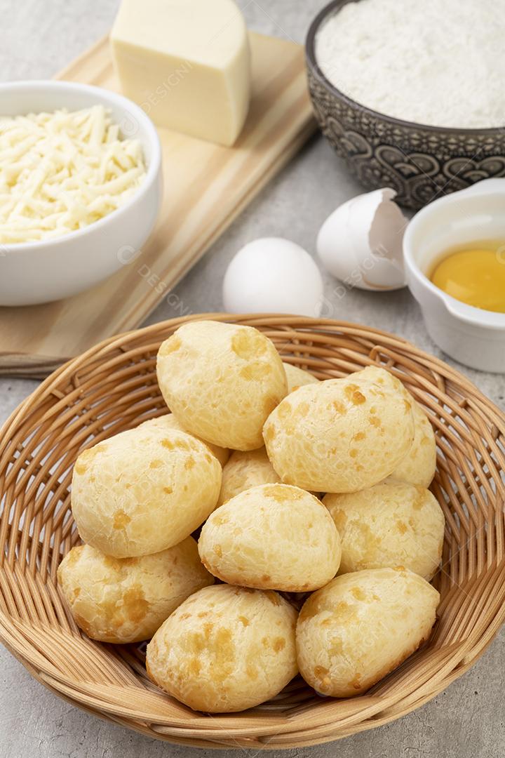 Pão de queijo em uma cesta com ingredientes