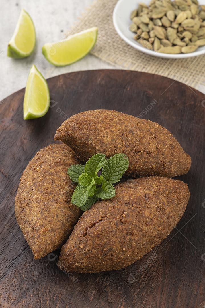 Quibe frito árabe tradicional.