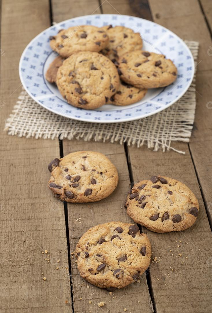 Biscoitos de chocolate em um prato sobre uma mesa de madeira