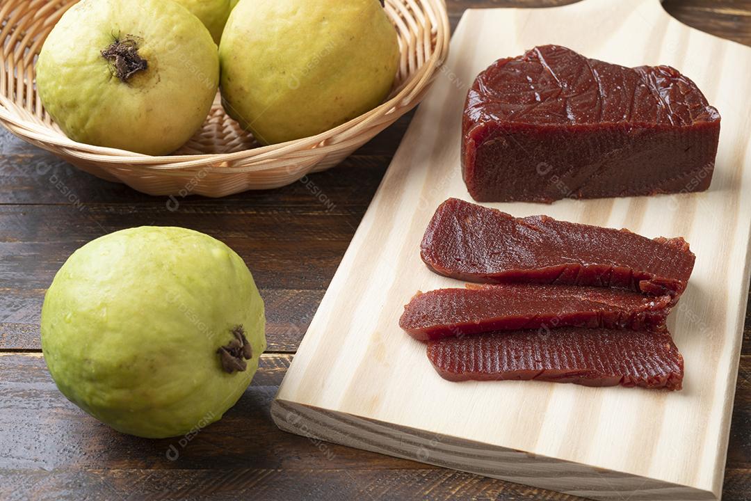 Doce de goiaba com frutas.