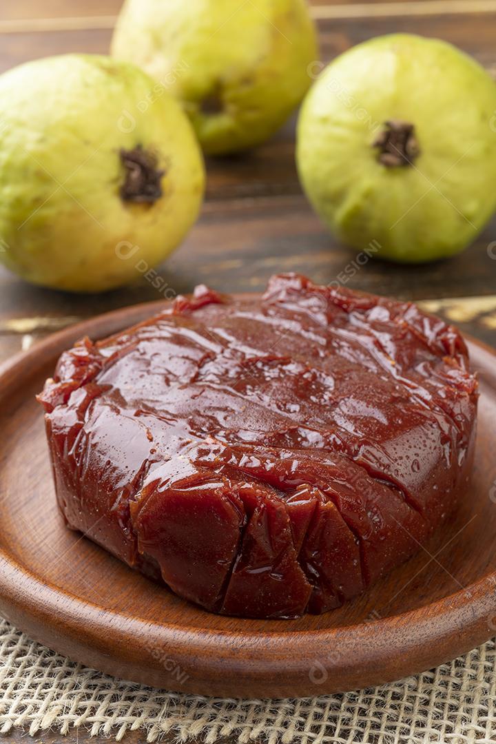 Doce de goiaba com frutas.