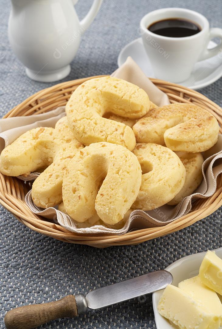 Chipas, pão de queijo  em uma cesta com butte