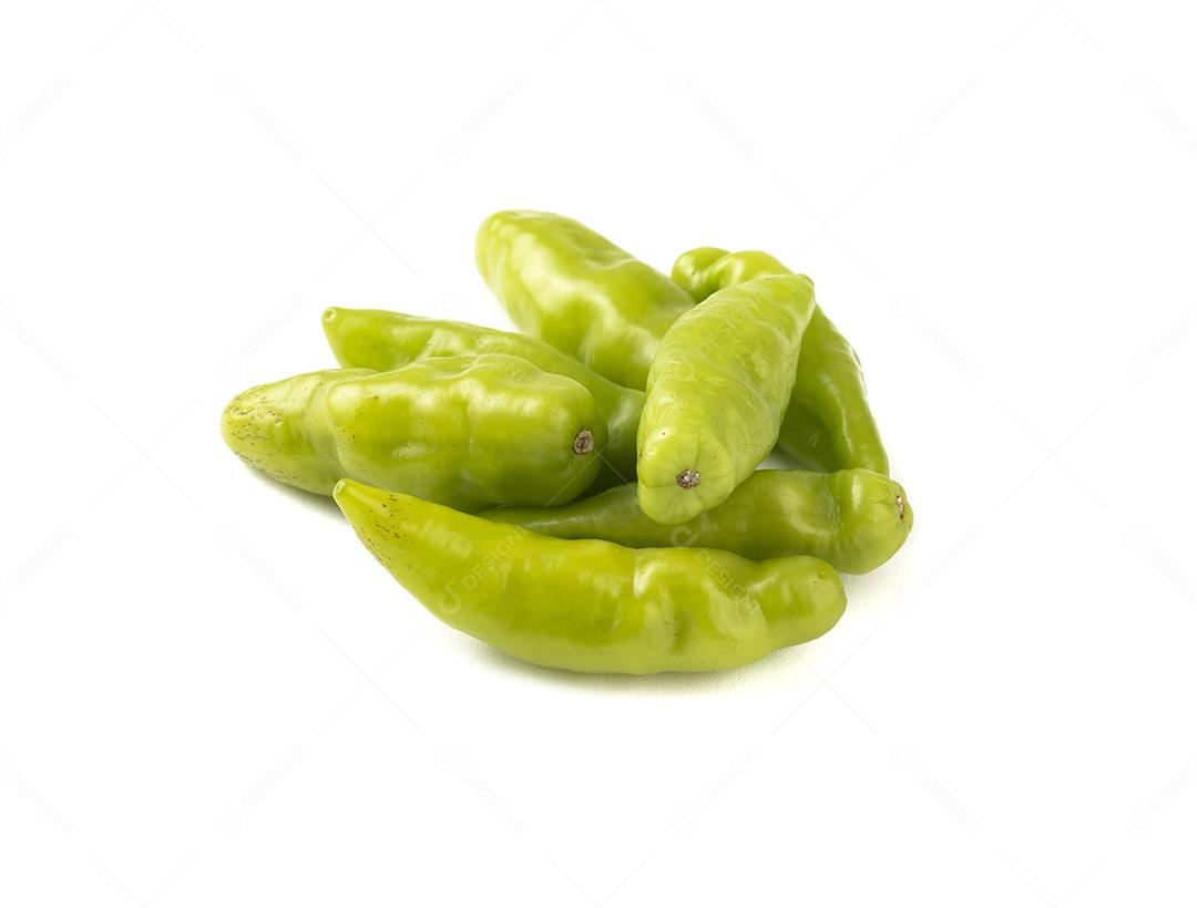 Pimentas verdes cheiro cheiro isoladas sobre fundo branco