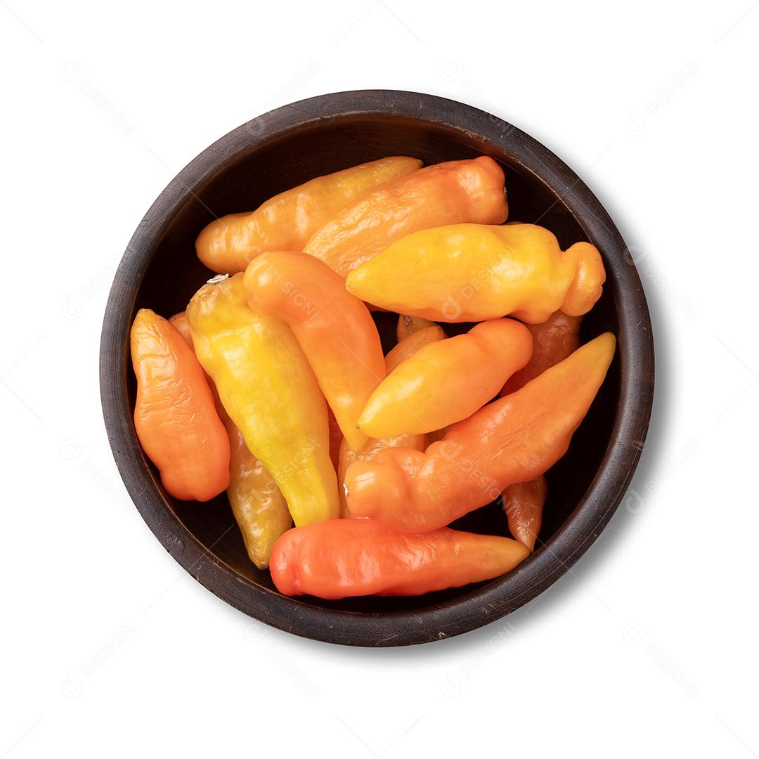 Pimenta de cheiro laranja (cheiro/cheiro) em uma tigela isolada sobre branco