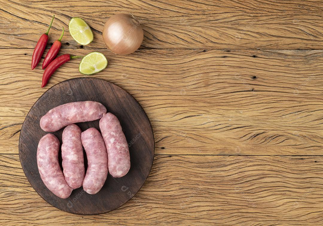 Salsicha de porco sobre tábua de madeira com temperos