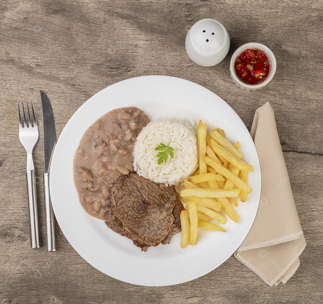 Carne bovina, arroz, feijão e batata frita. Executivo típico do Brasil