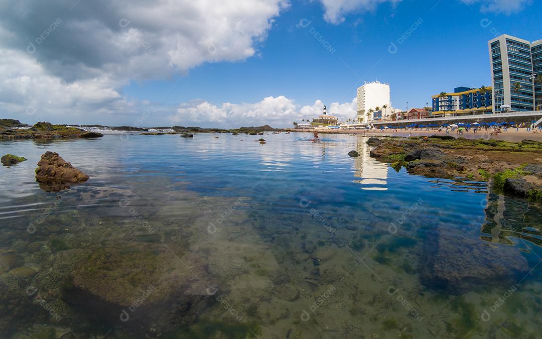 Piscinas naturais na praia da Barra em Salvador Bahia