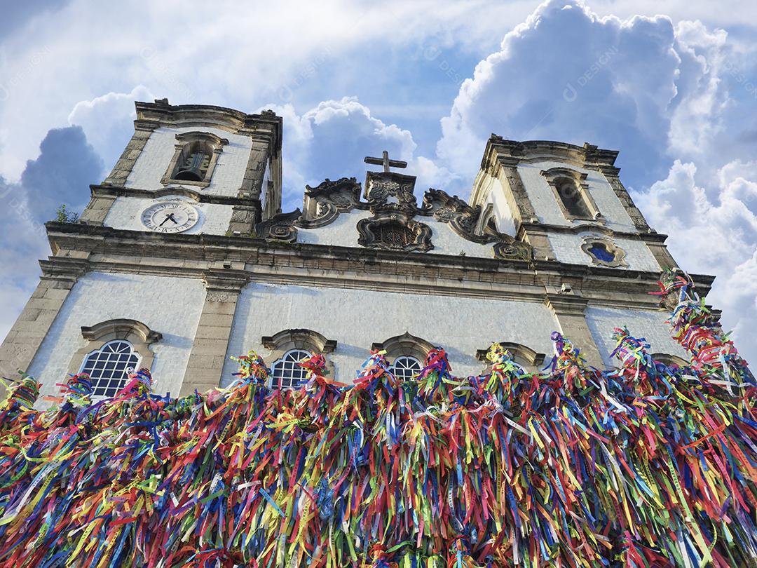 Fachada da Igreja do Bonfim com fitas coloridas na grade