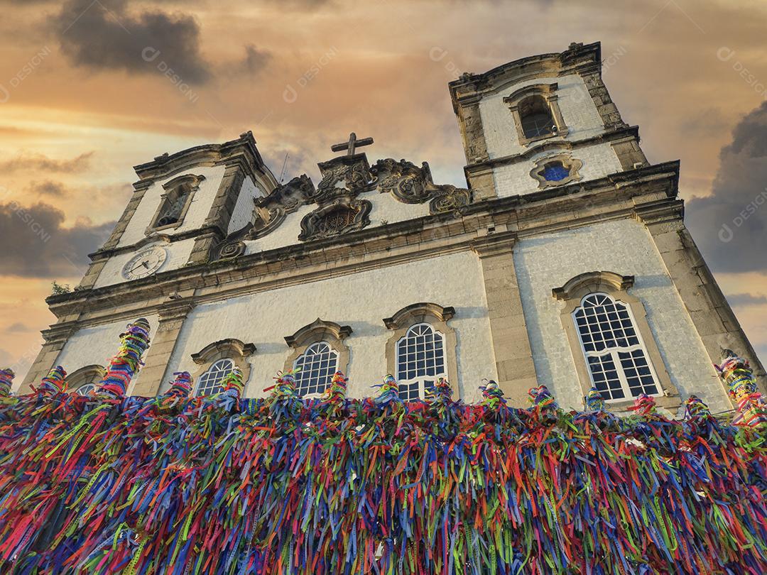 Fachada da Igreja do Bonfim com fitas coloridas na grade