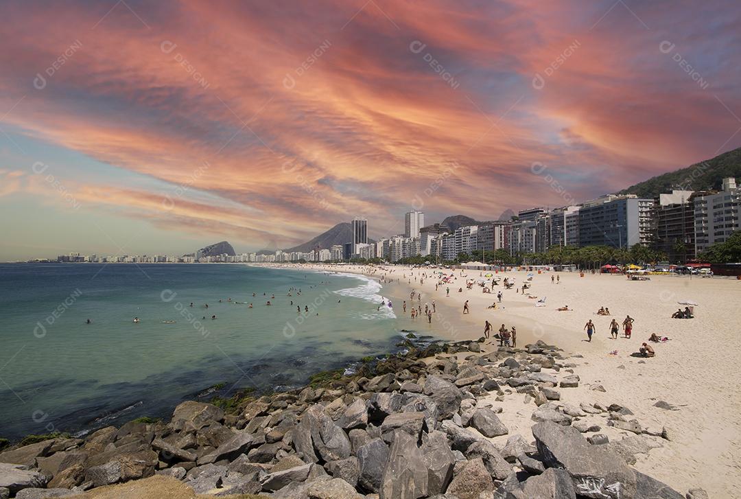 Praia de Copacabana em dia de verão no Rio de Janeiro Brasil