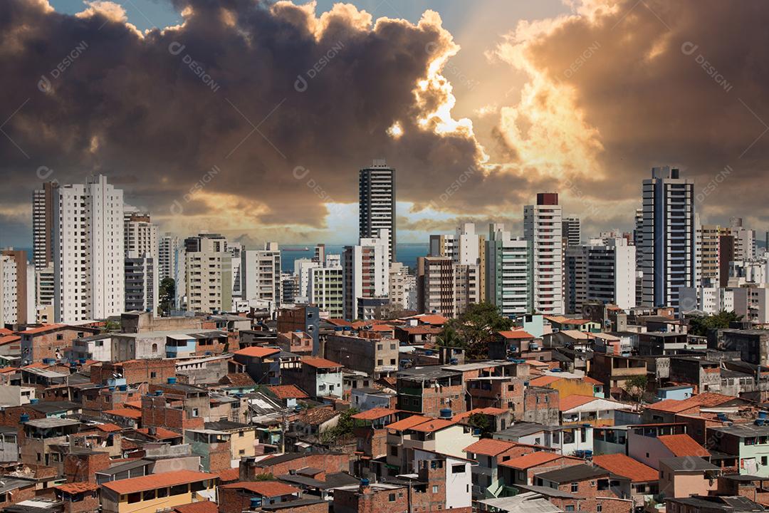 Contraste social urbano. Edifícios e desigualdade de favelas