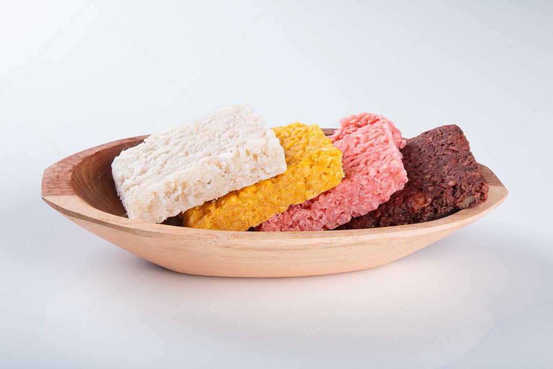 Coco doce de coco, doce brasileiro no fundo branco