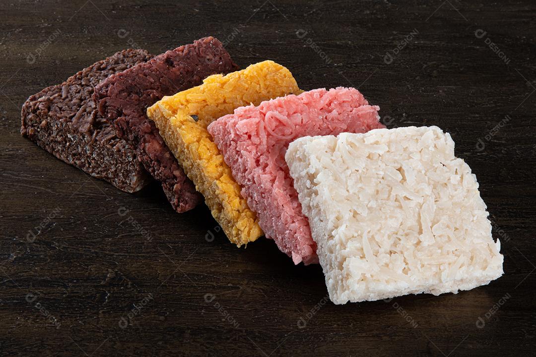 Doce de coco cocada, doce brasileiro em fundo com rústico