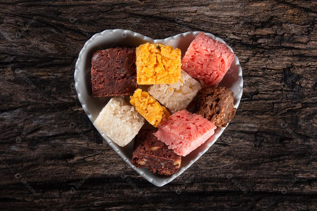 Coco doce de coco, doce brasileiro em uma tigela em forma de coração