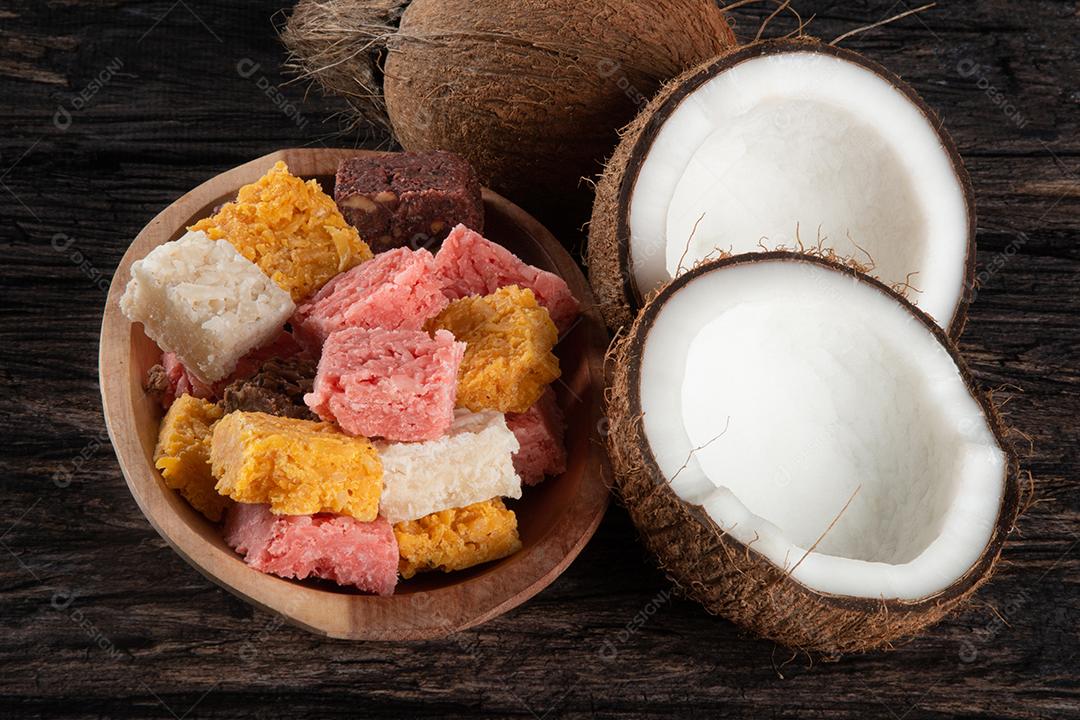 Doce de coco cocada, doce brasileiro em fundo de madeira rústica