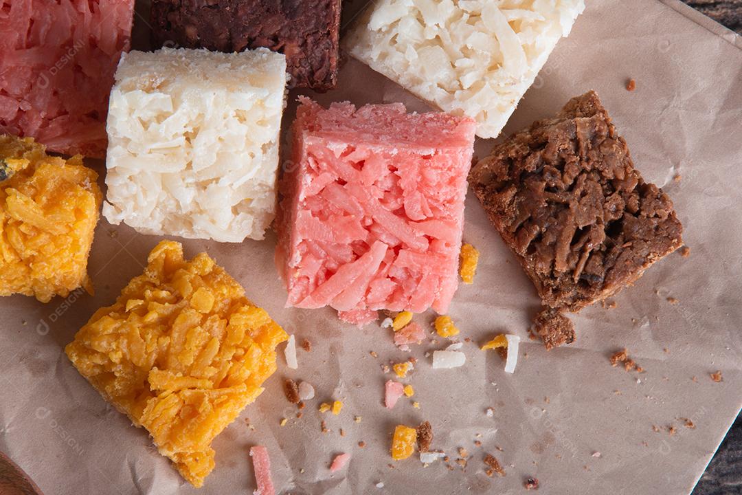 Doce de coco cocada, doce brasileiro em fundo de madeira rústica