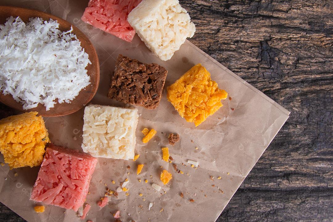 Coco doce de coco, doce brasileiro no fundo branco