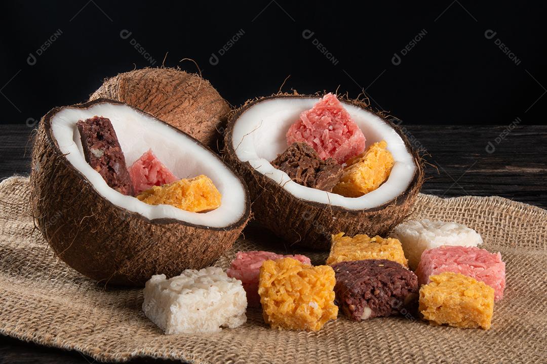 Coco doce de coco, doce brasileiro no fundo branco