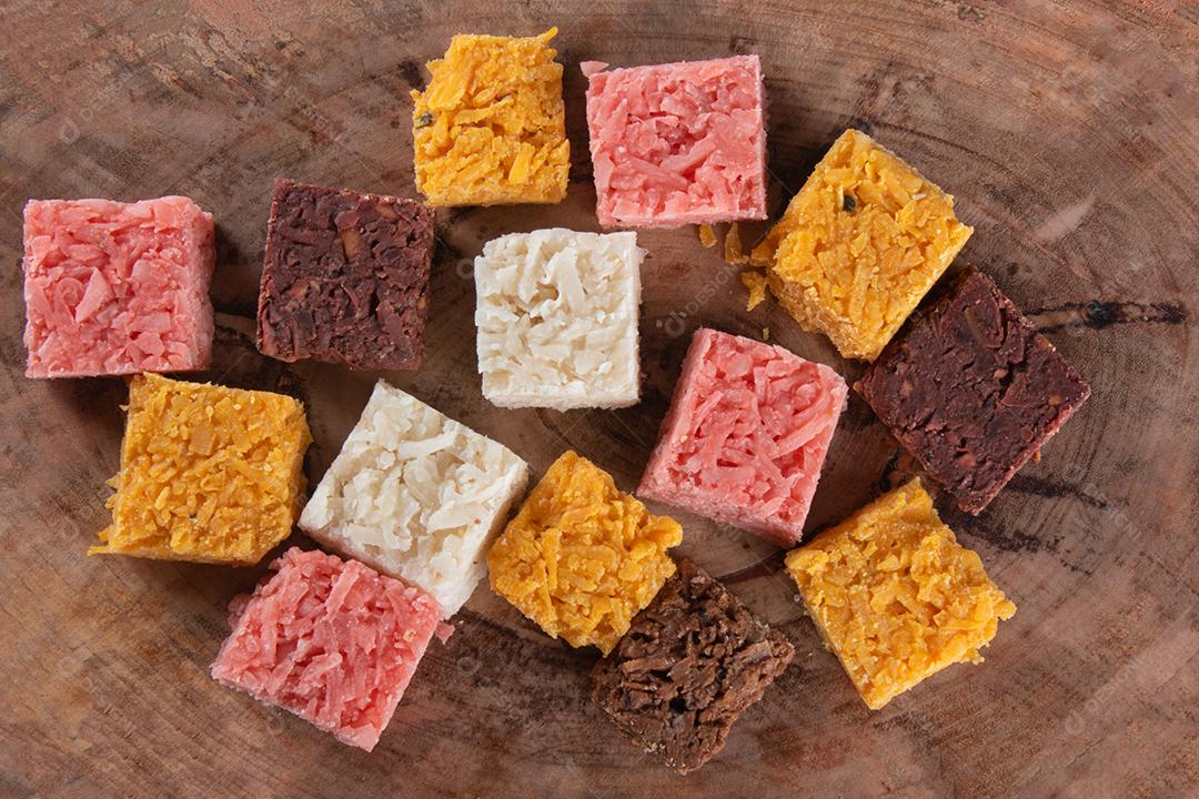 Doce de coco cocada, doce brasileiro em fundo com rústico