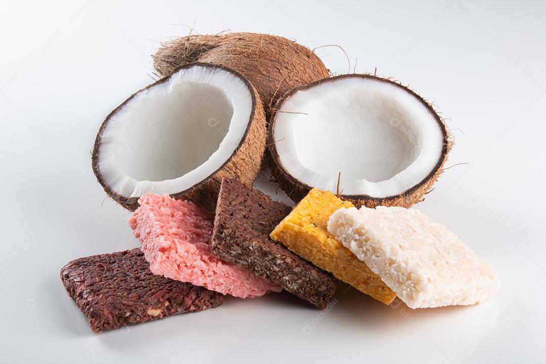 Coco doce de coco, doce brasileiro no fundo branco