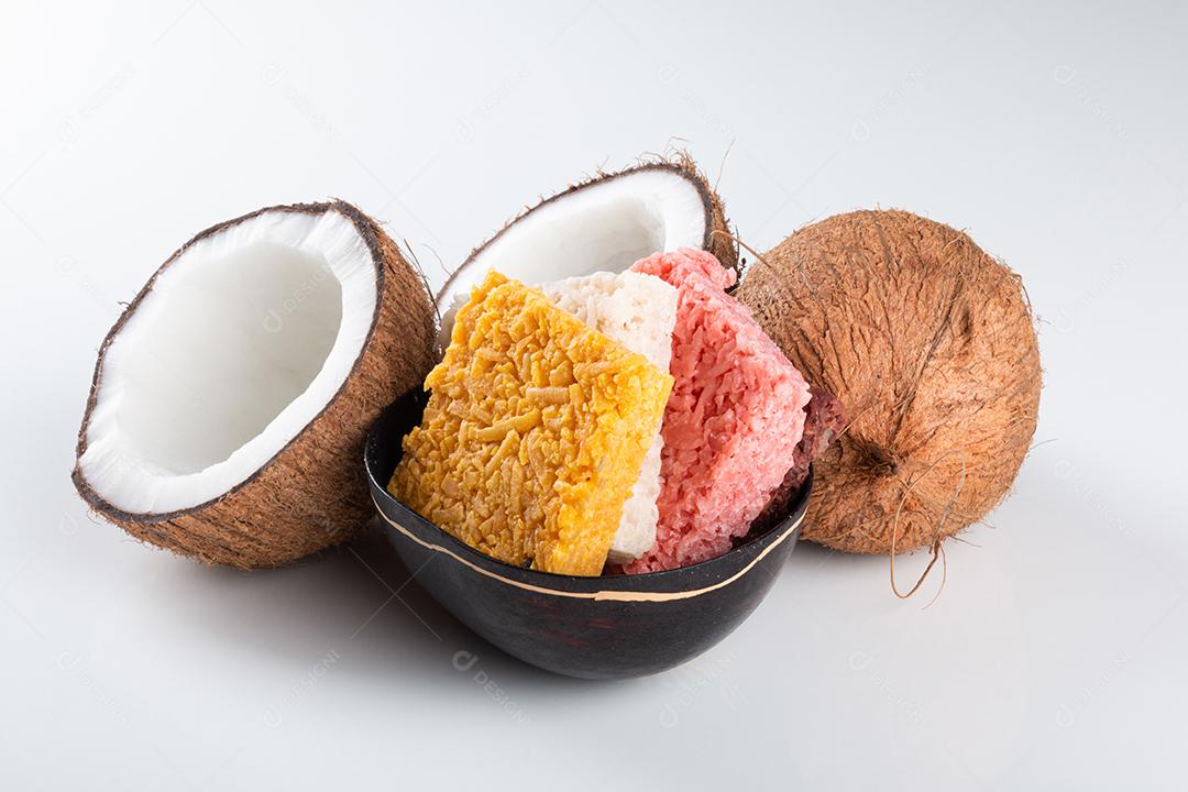 Coco doce de coco, doce brasileiro no fundo branco