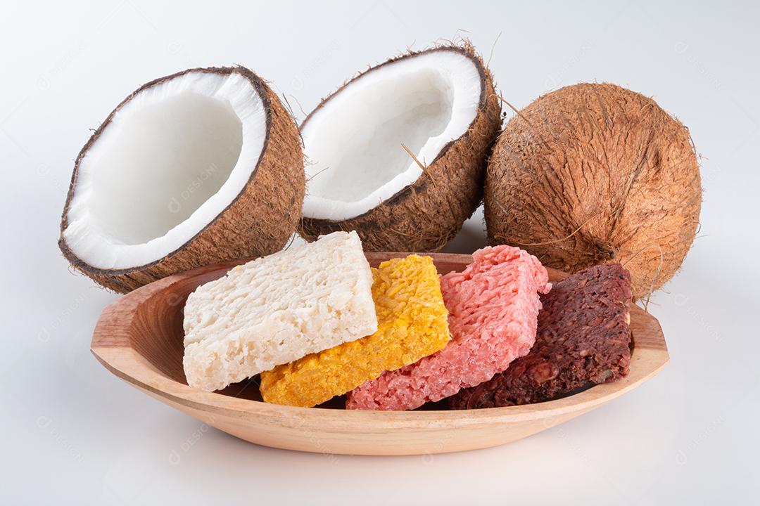 Coco doce de coco, doce brasileiro no fundo branco