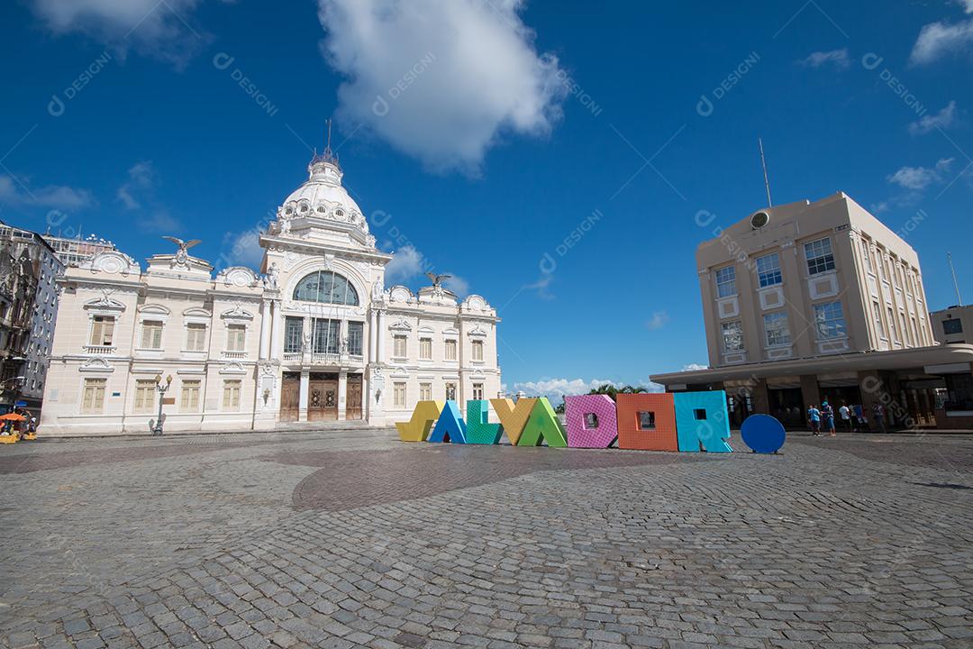 Praça no Pelourinho com o ponto turístico Lacerda Elevador