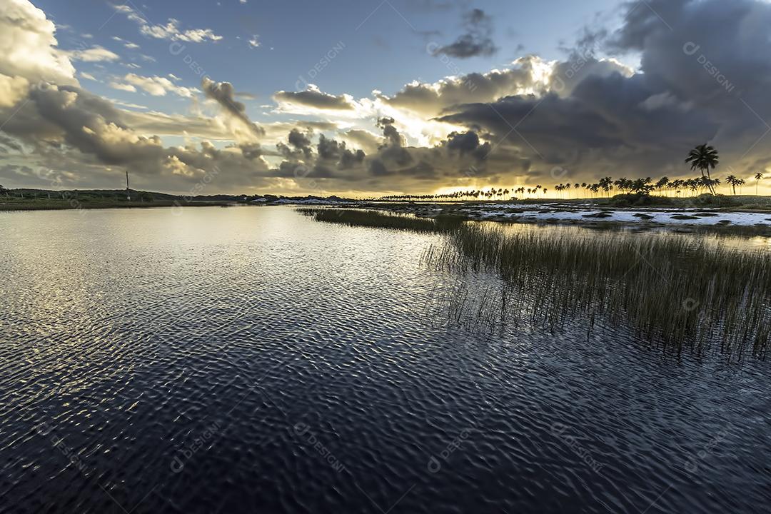 Paisagem com sol no litoral da Costa do Sauipe na Bahia
