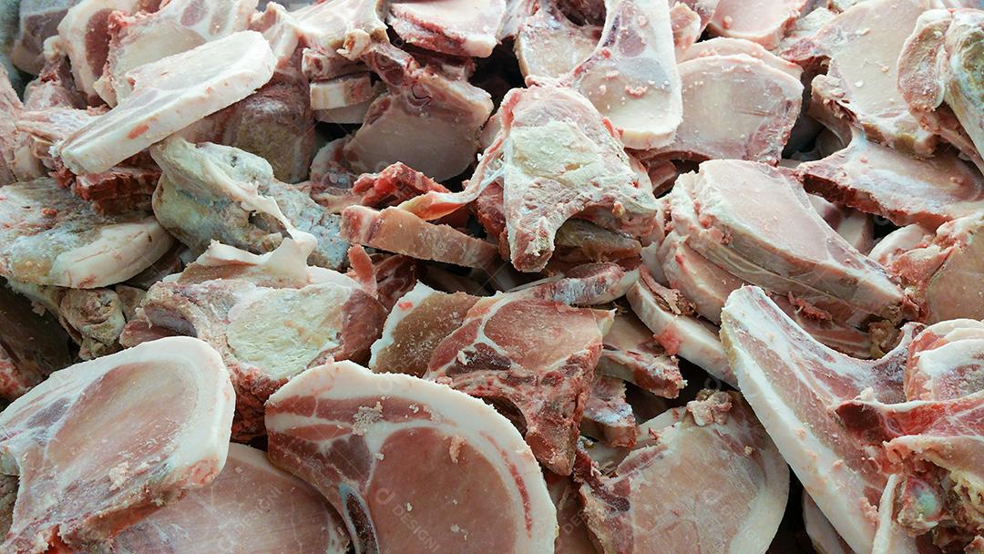 Bife de osso cru à venda no mercado