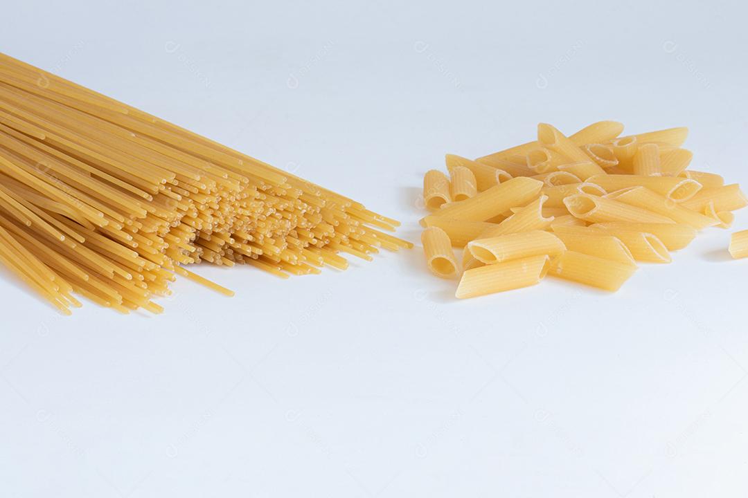 Massa italiana (macarrão) isolada em fundo branco