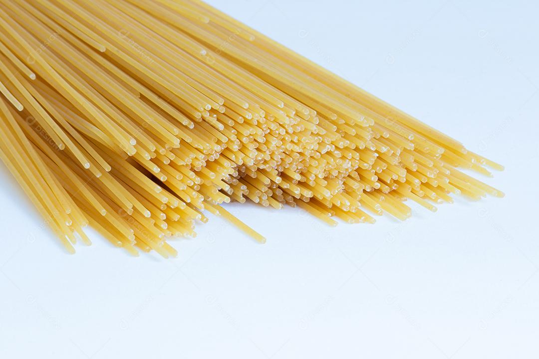 Massa italiana (macarrão) isolada em fundo branco