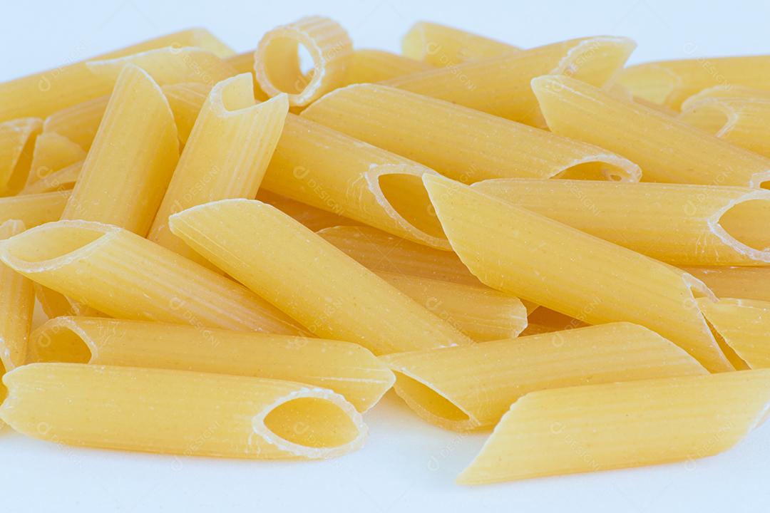 Massa italiana (macarrão) isolada em fundo branco