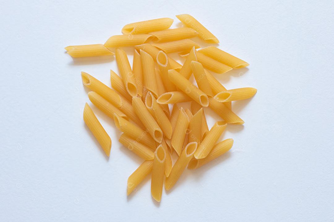 Massa italiana (macarrão) isolada em fundo branco