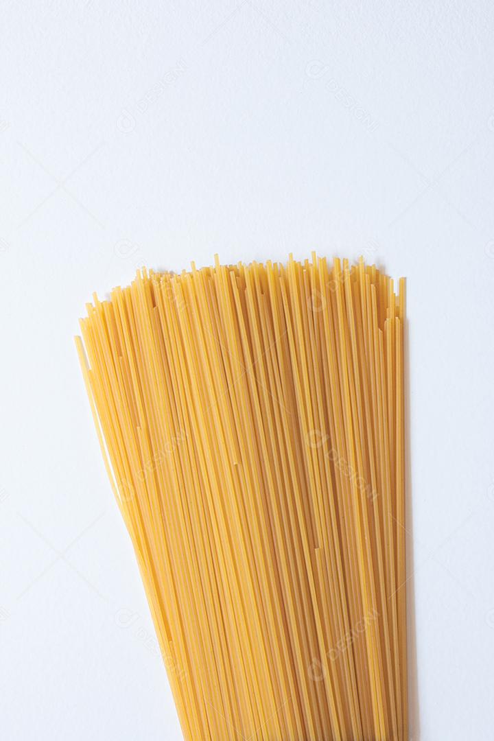 Massa italiana (macarrão) isolada em fundo branco