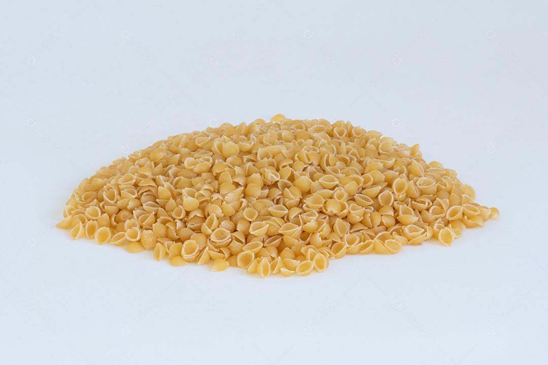 Massa italiana (macarrão) isolada em fundo branco