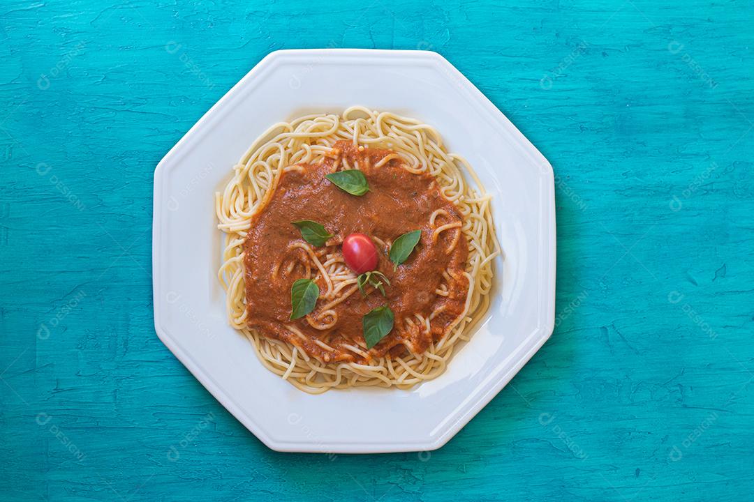 Macarrão espaguete com molho de tomate em um prato branco