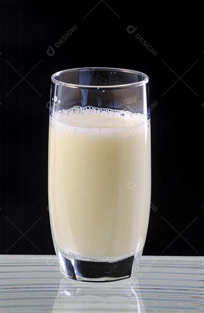 Copo de leite no fundo preto