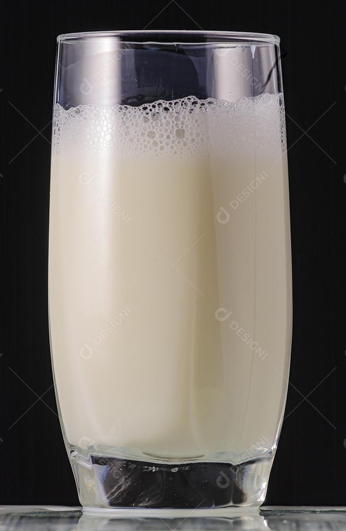 Copo de leite no fundo preto