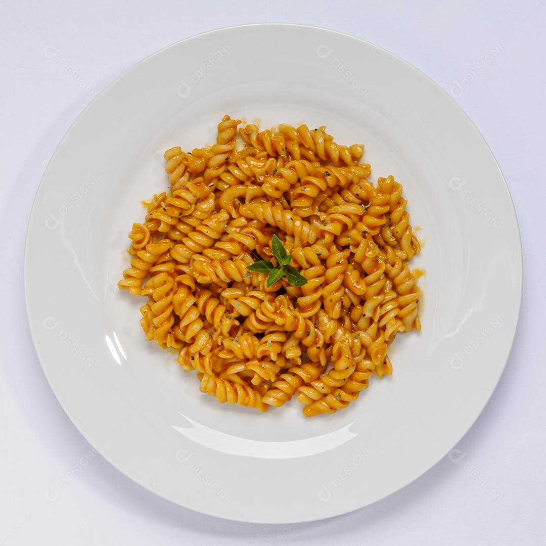 Macarrão fusilli italiano com molho de tomate na chapa branca.