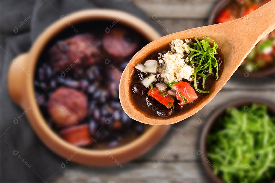 Prato de feijoada da comida típica brasileira