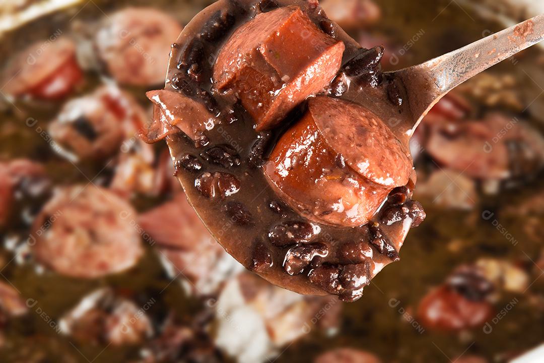 Panela com Feijoada. Comida tradicional brasileira. Culinária brasileira