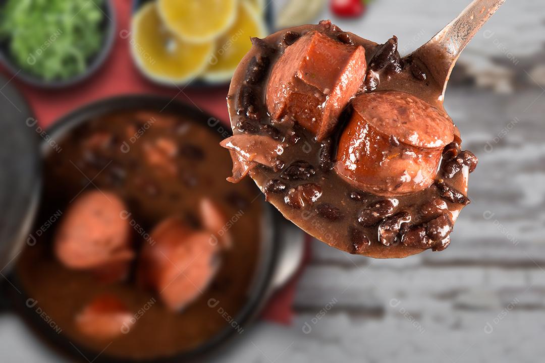 Prato de feijoada da comida típica brasileira