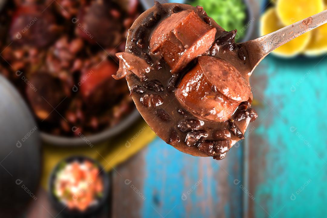 Prato de feijoada da comida típica brasileira