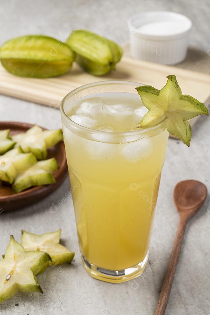 Copo de suco de frutas estelares com fatias de gelo e frutas