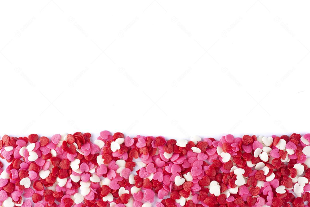 Vista superior de um grupo de coração vermelho, branco e rosa em forma de coração