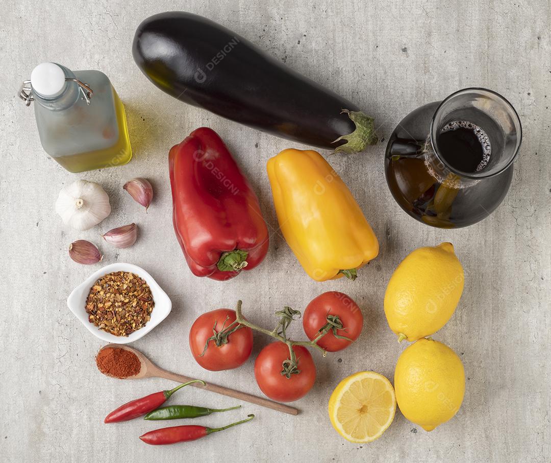 Tomates, pimentões, azeite, limão siliciano e ove de alho