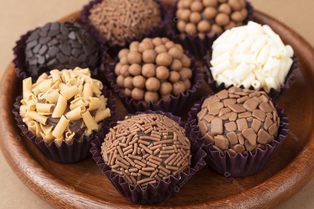 Brigadeiros típicos brasileiros, vários sabores em um prato de madeira